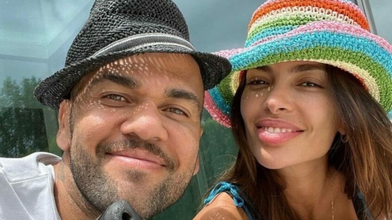 Esposa de Daniel Alves publica fotos do jogador depois da prisão Lorena Bueri