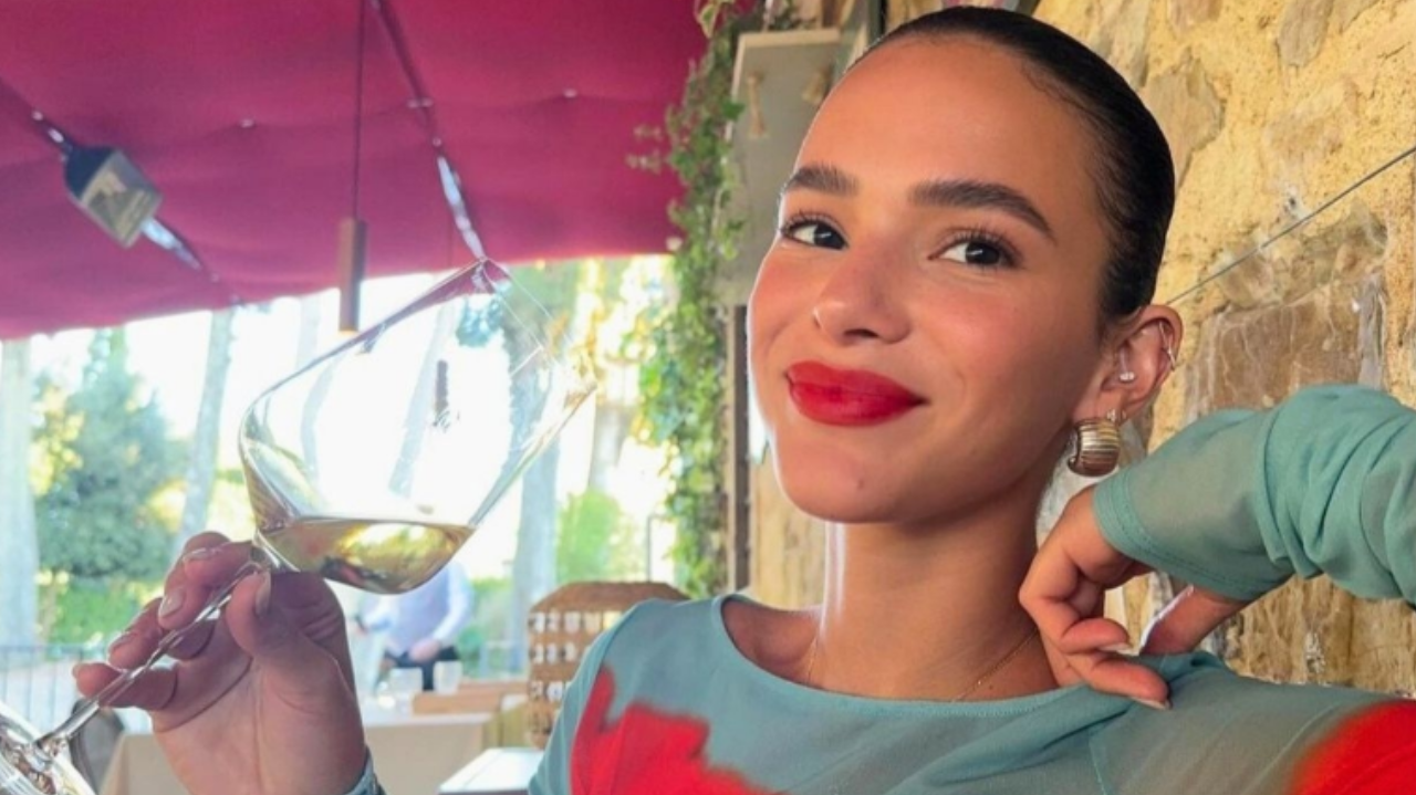 Bruna Marquezine brilha em festa de aniversário com bota-calça grifada da Loewe Lorena Bueri