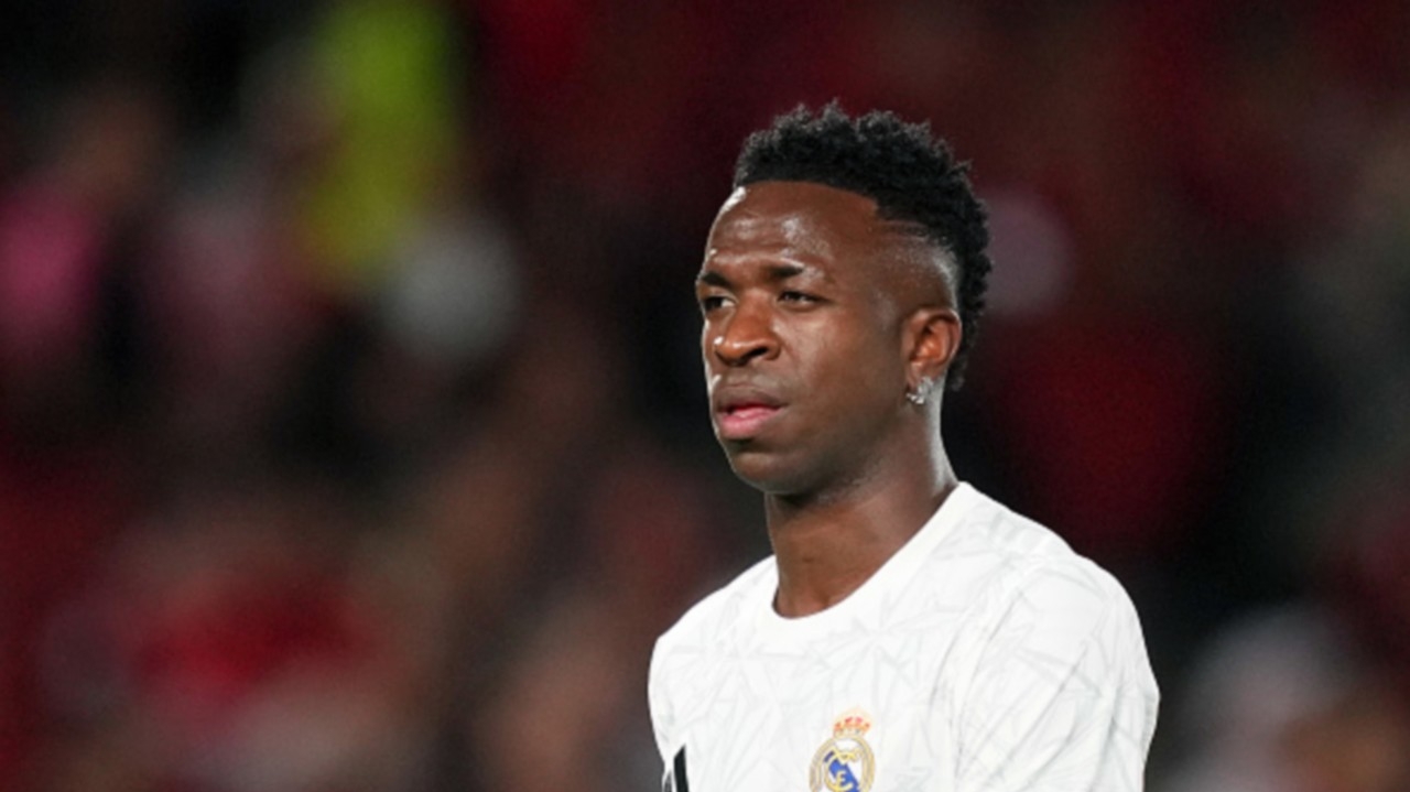 Vinícius Júnior alerta árbitro sobre regulamento durante partida do Real Madrid Lorena Bueri