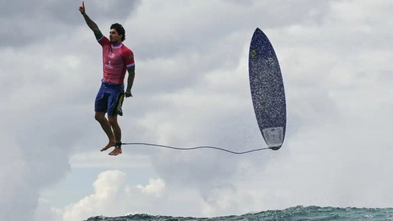 Gabriel Medina reage a tatuagem de foto icônica feita por fã Lorena Bueri