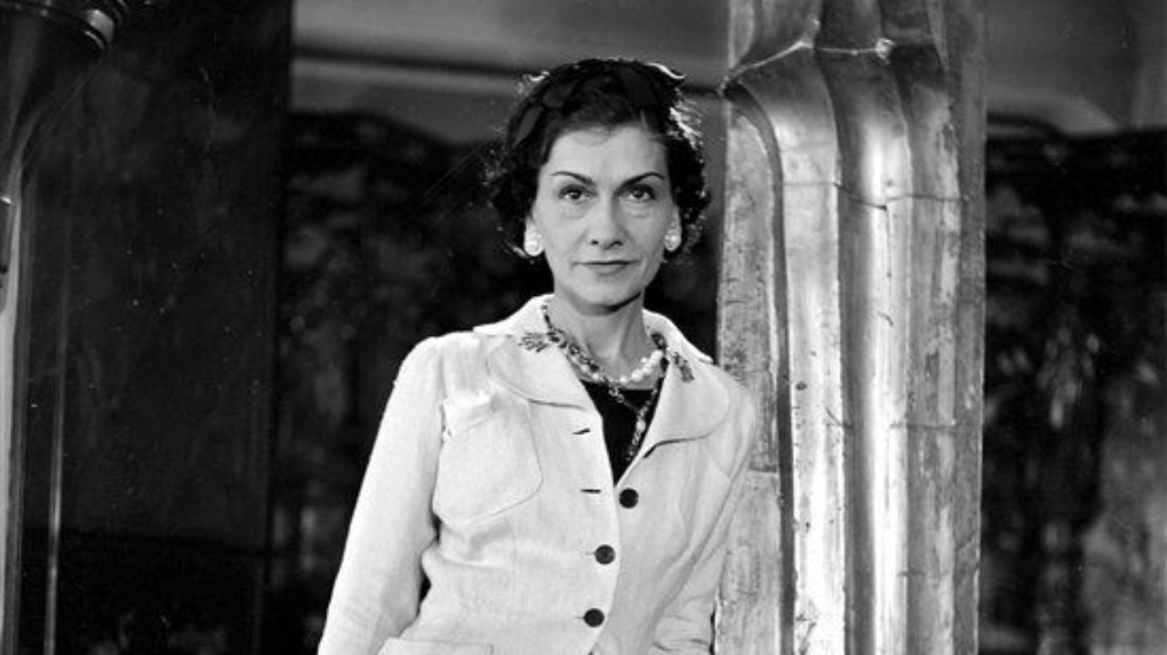 Legado de Coco Chanel vai além da moda e é imortalizado em frases icônicas Lorena Bueri