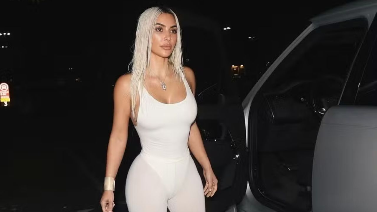 Kim Kardashian veste look da SKIMS e chama atenção dos seguidores  Lorena Bueri