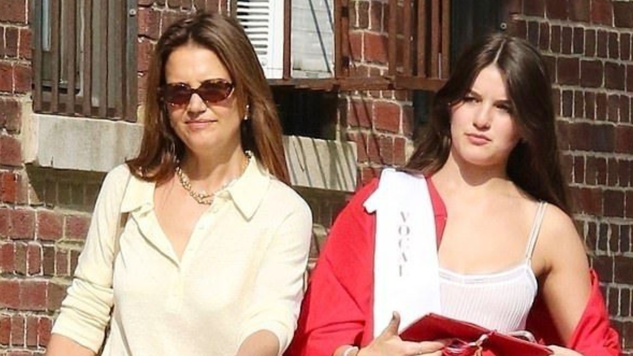 Filha de Katie Holmes se emociona ao despedir da mãe, após ingressar na faculdade Lorena Bueri