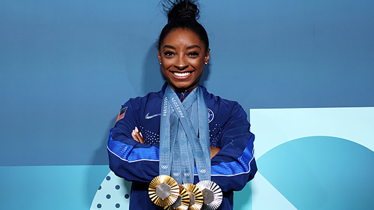 Simone Biles expõe boate parisiense por cobrar valor abusivo em bebida Lorena Bueri