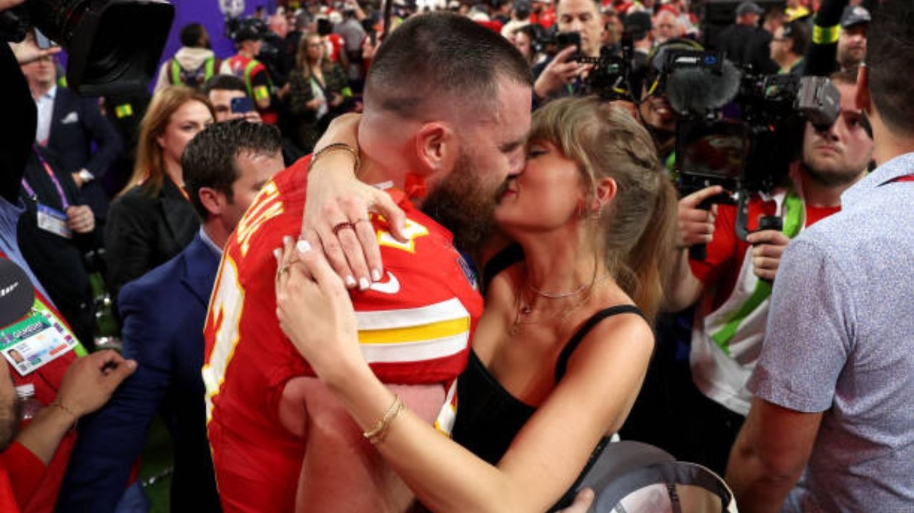 Taylor Swift faz referência sutil a Travis Kelce em novo look de clipe Lorena Bueri