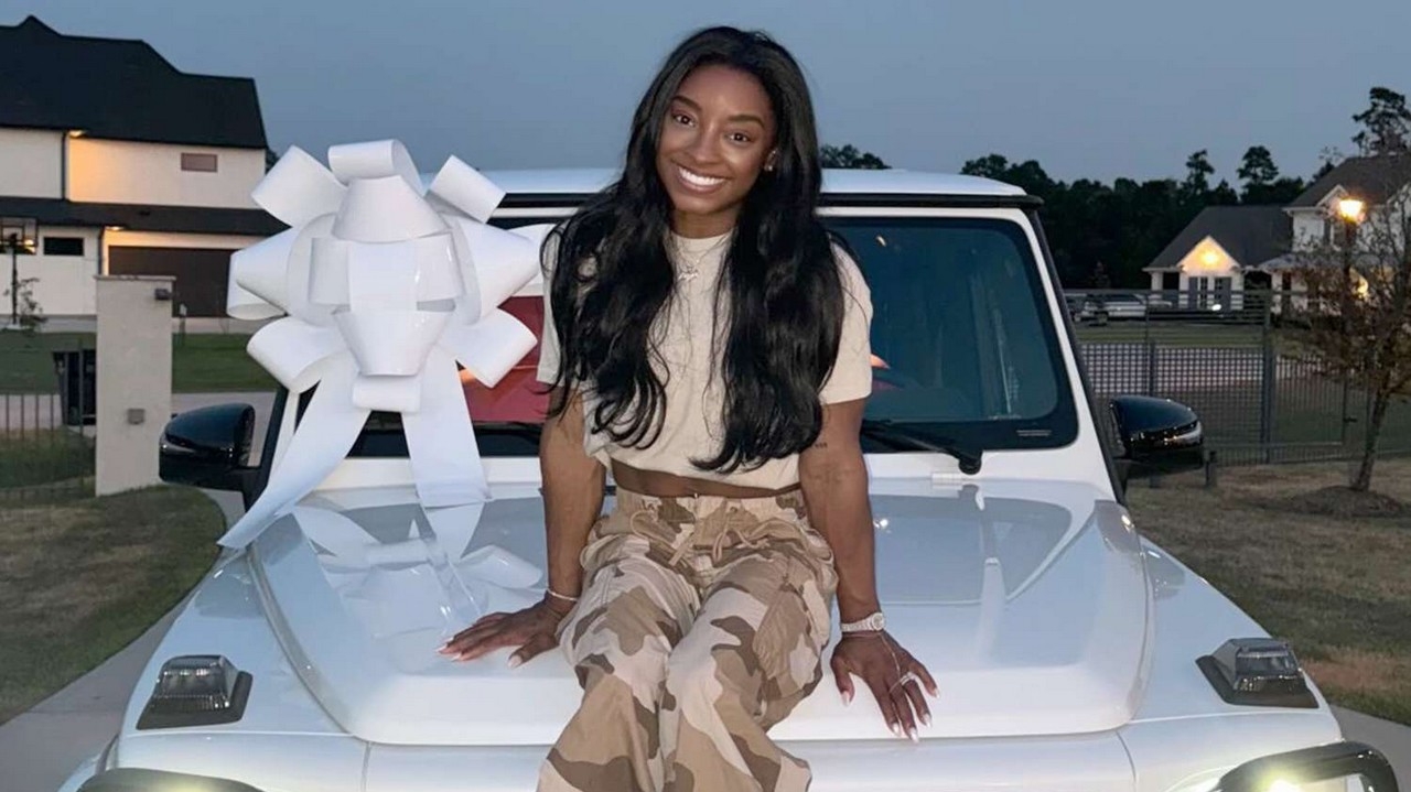 Simone Biles exibe seu novo carro nas redes sociais Lorena Bueri