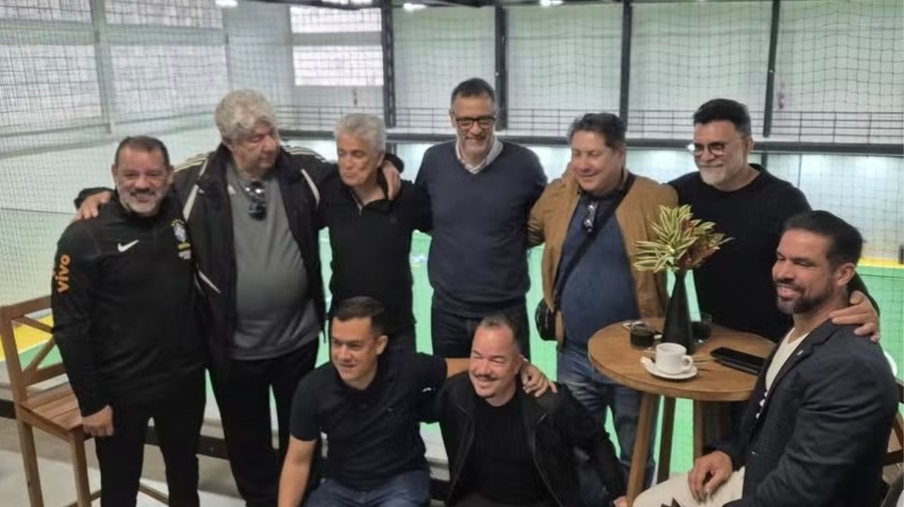 Instituto Philippe Coutinho recebe ídolos do Vasco próximo de inauguração  Lorena Bueri