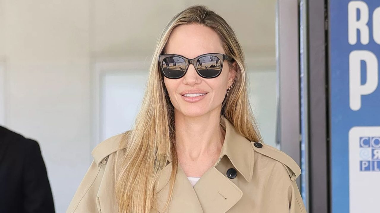 Sob o calor italiano, Angelina Jolie usa sua peça favorita de inverno Lorena Bueri