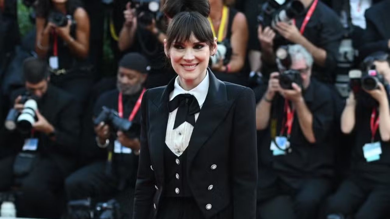 Winona Ryder brilha no festival de Veneza em referência a Beetlejuice Lorena Bueri