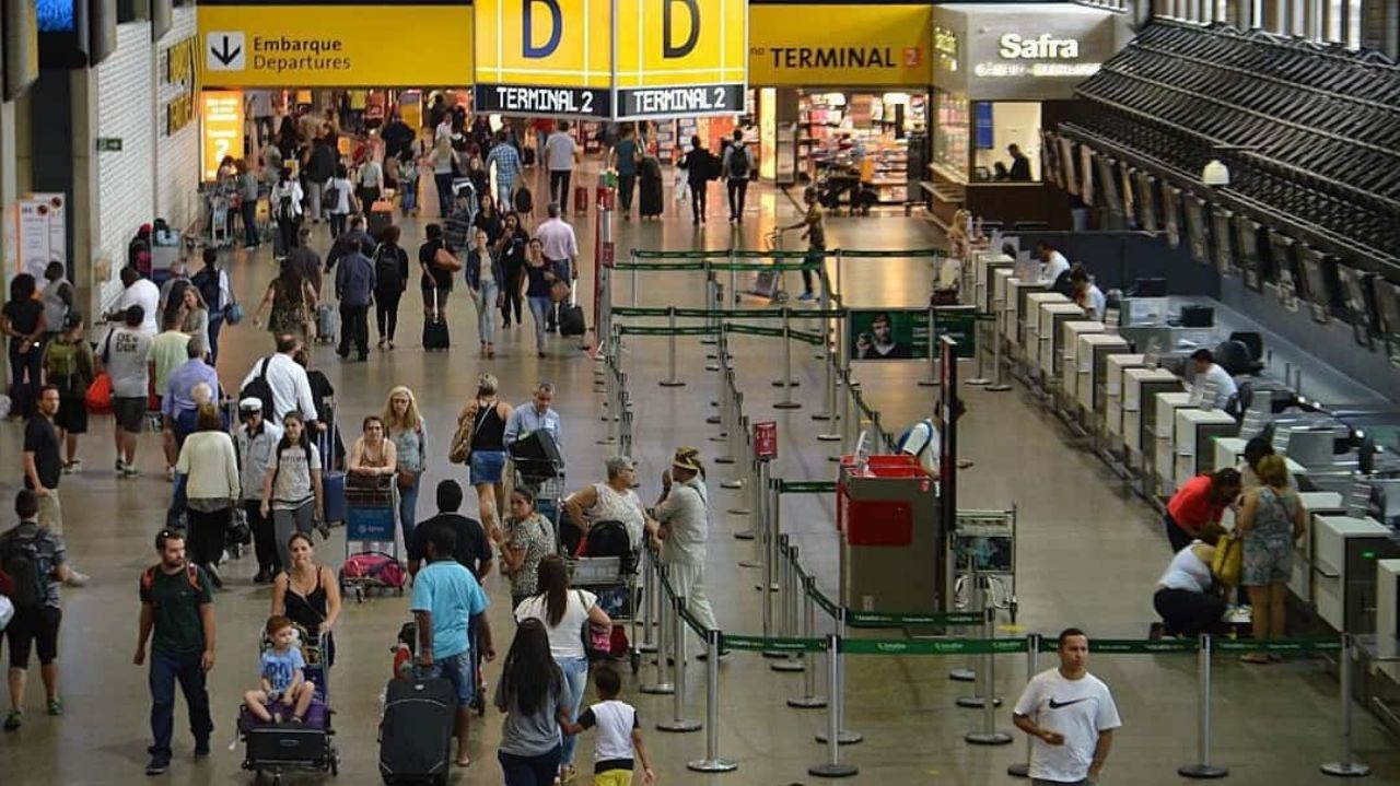 Voos são suspensos no Aeroporto Internacional de São Paulo  Lorena Bueri