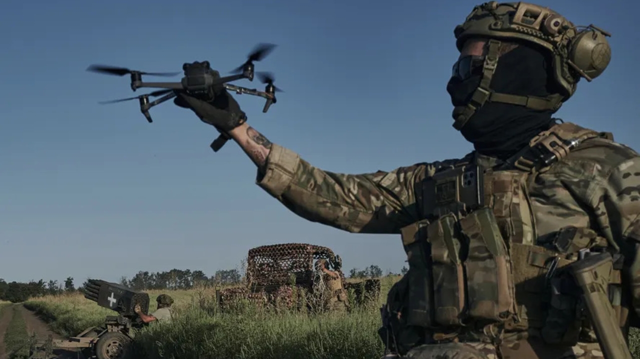 Grupo de voluntários ucranianos usam drones para abater equipamentos russos  Lorena Bueri