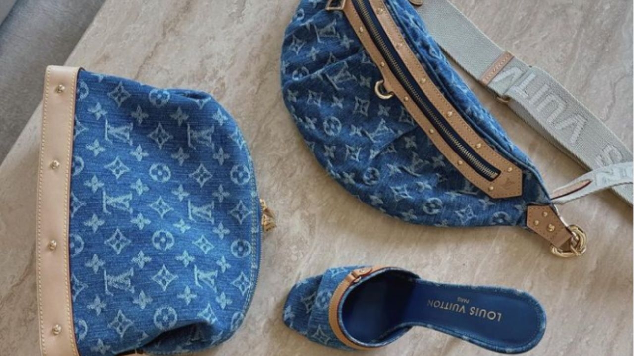 Bolsas jeans voltam a ser tendência de moda após mais de 10 anos Lorena Bueri