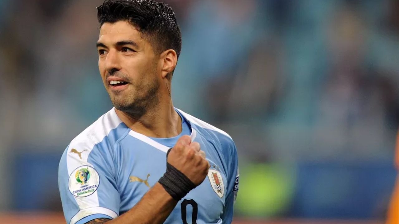 Luis Suárez anuncia aposentadoria da seleção uruguaia Lorena Bueri