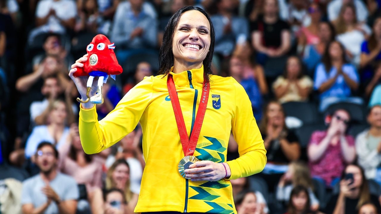 Carol Santiago conquista terceira medalha de ouro na natação das Paralimpíadas  Lorena Bueri