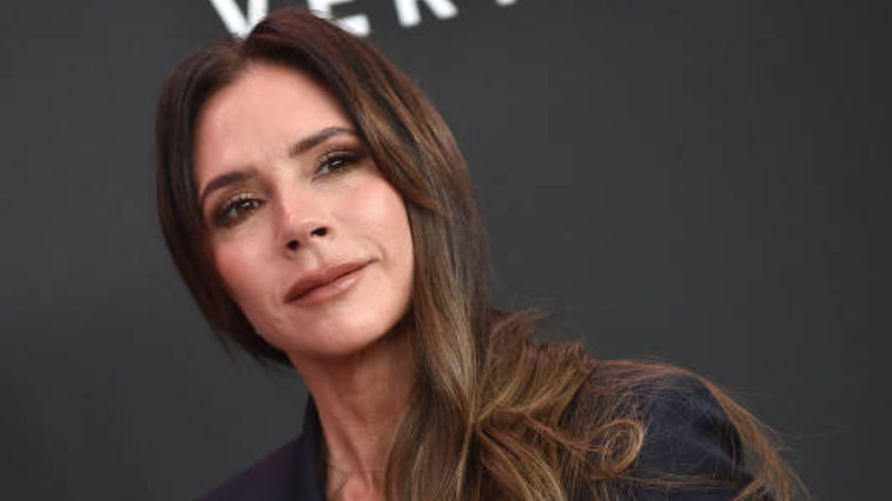 Victoria Beckham surpreende com novo corte de cabelo e lança tendência Lorena Bueri