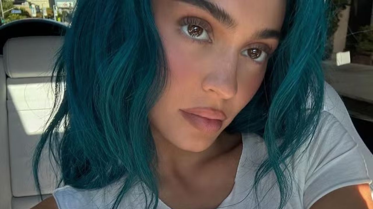 Kylie Jenner surpreende seguidores ao voltar com cabelo azul Lorena Bueri