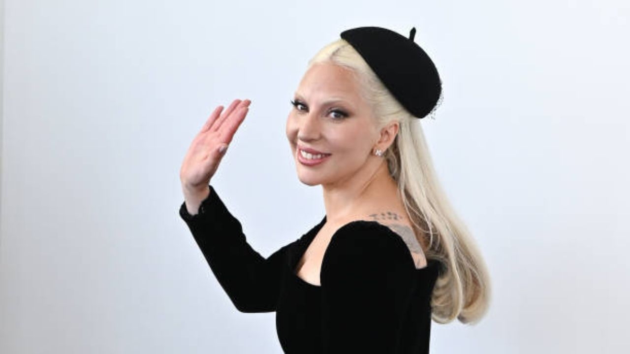 Meia pata: Lady Gaga revive tendência antiga para os dias atuais Lorena Bueri