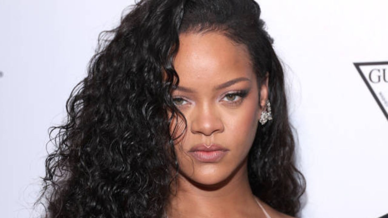 Rihanna aparece com vestido deslumbrante na Semana de Moda de Nova York Lorena Bueri