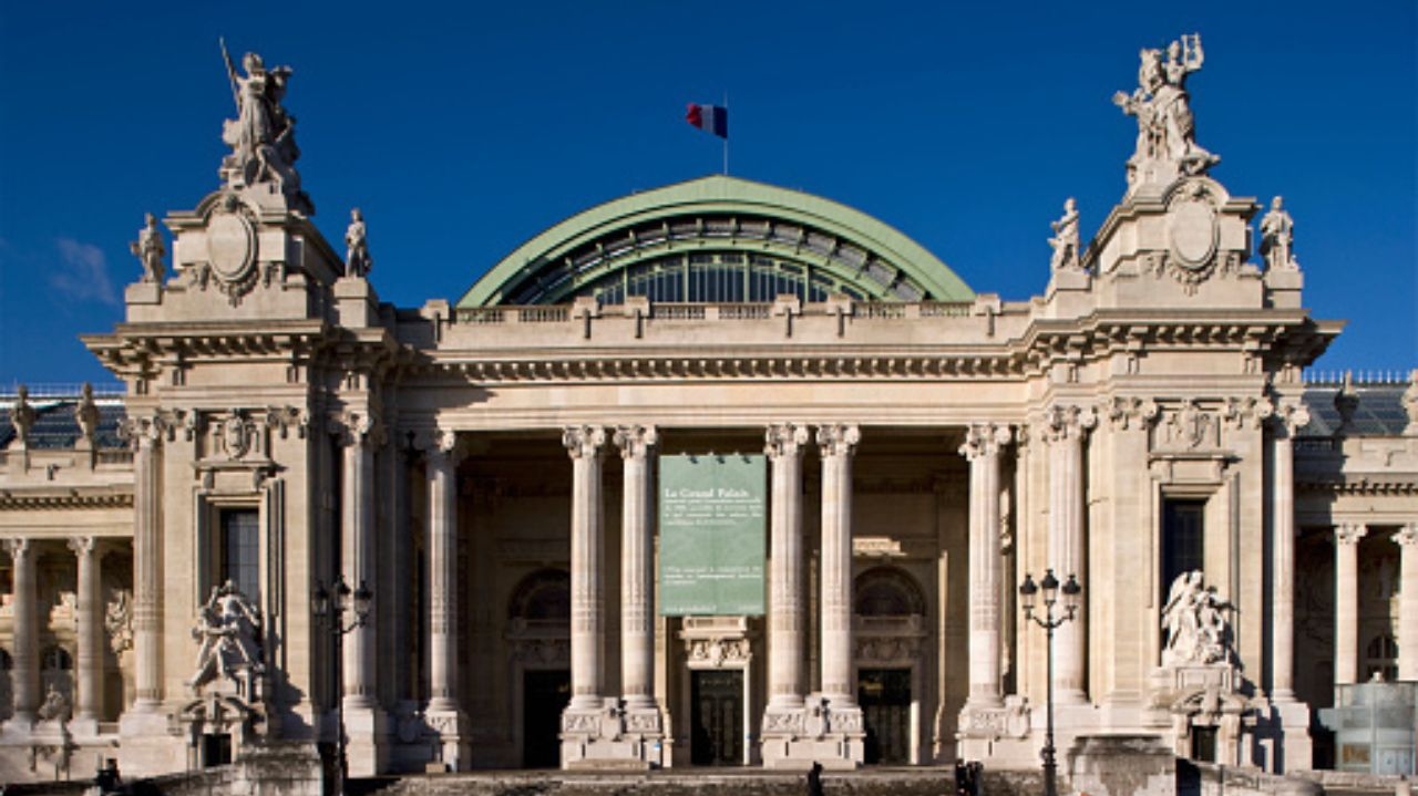 Chanel volta ao Grand Palais: Um marco na moda e cultura francesa Lorena Bueri