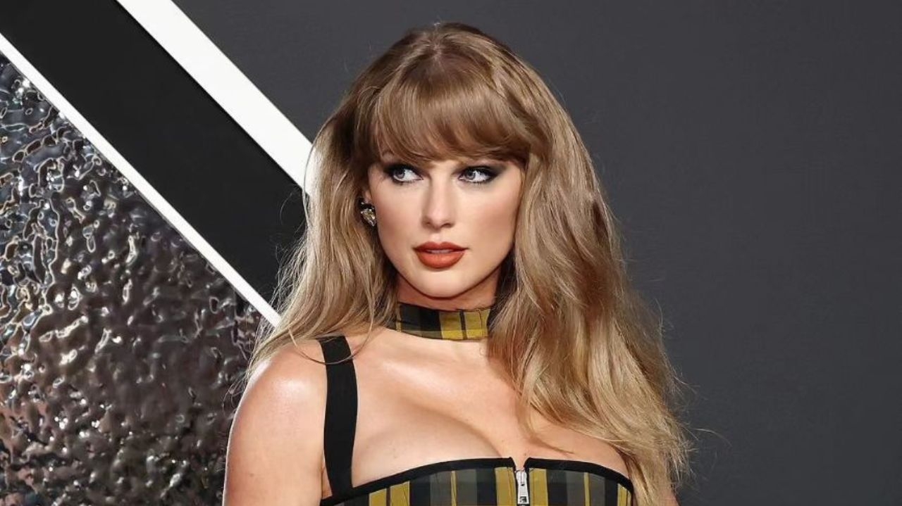 Taylor Swift aposta em vestido Dior no VMA Lorena Bueri