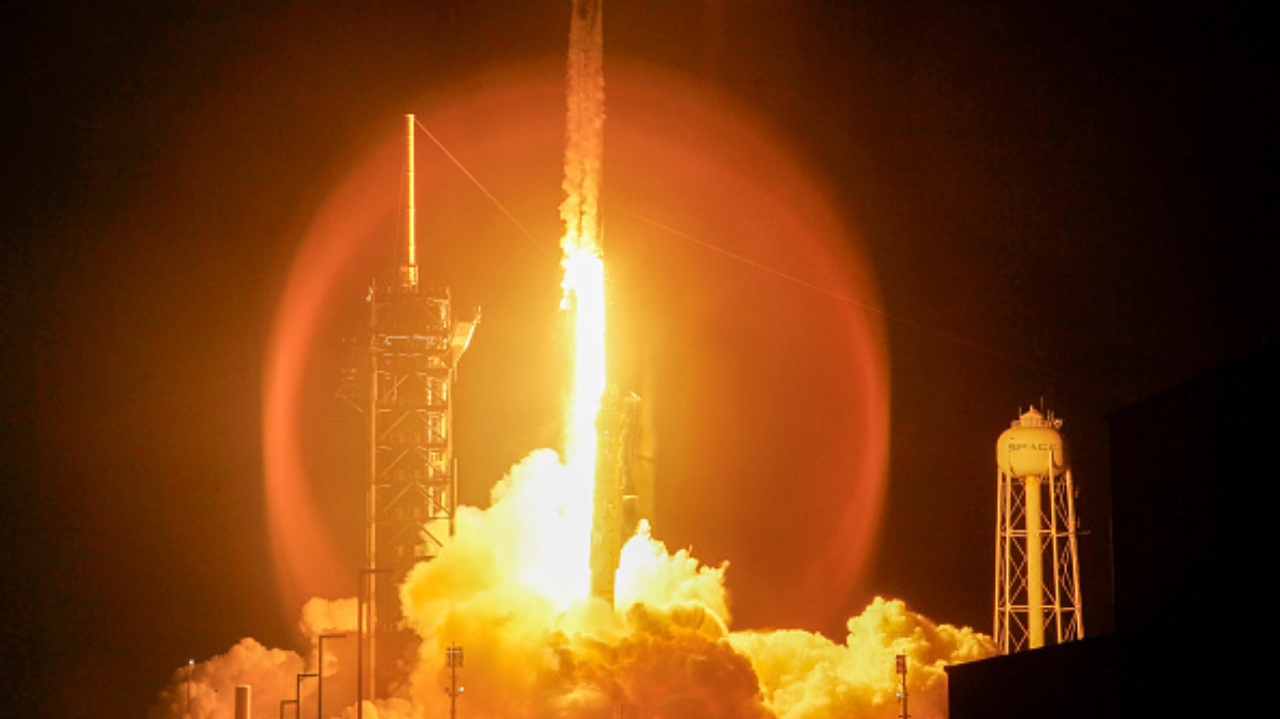 Turistas fazem primeiro passeio espacial de missão particular da SpaceX  Lorena Bueri