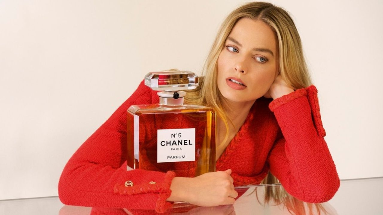 Margot Robbie se torna o novo rosto do Chanel N°5 Lorena Bueri