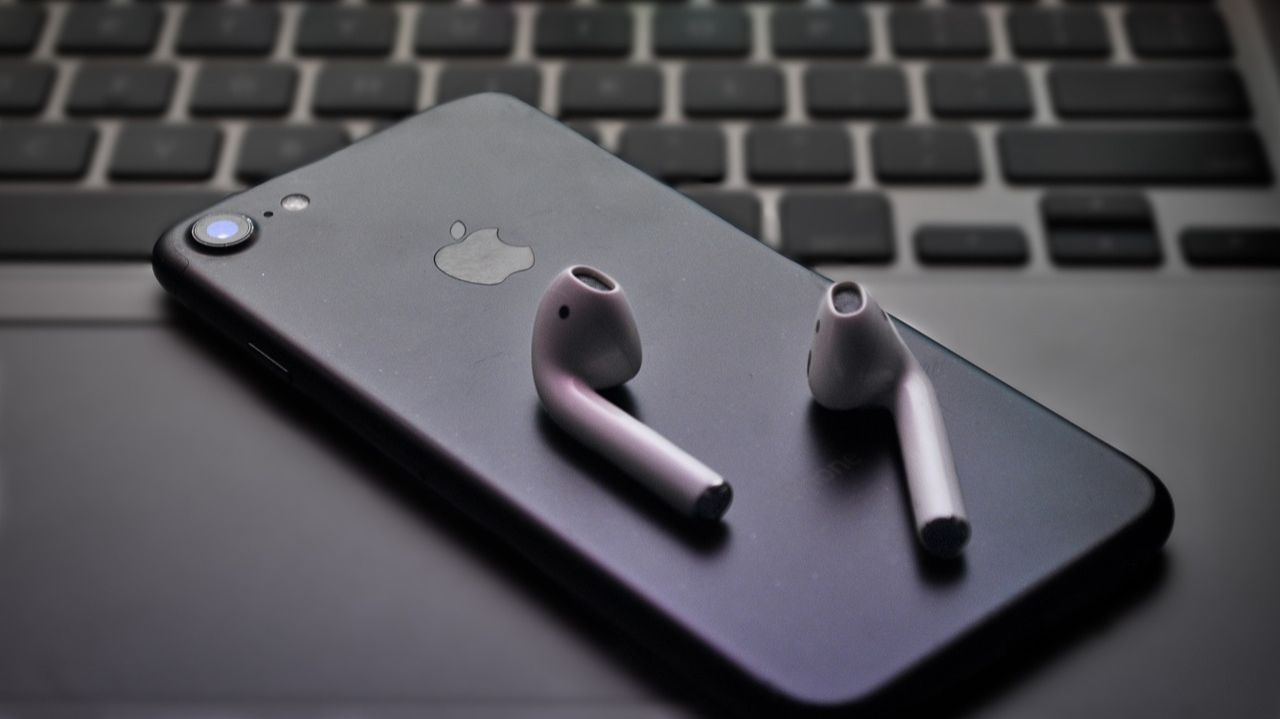 Apple lança novos AirPods com recurso para deficientes auditivos Lorena Bueri