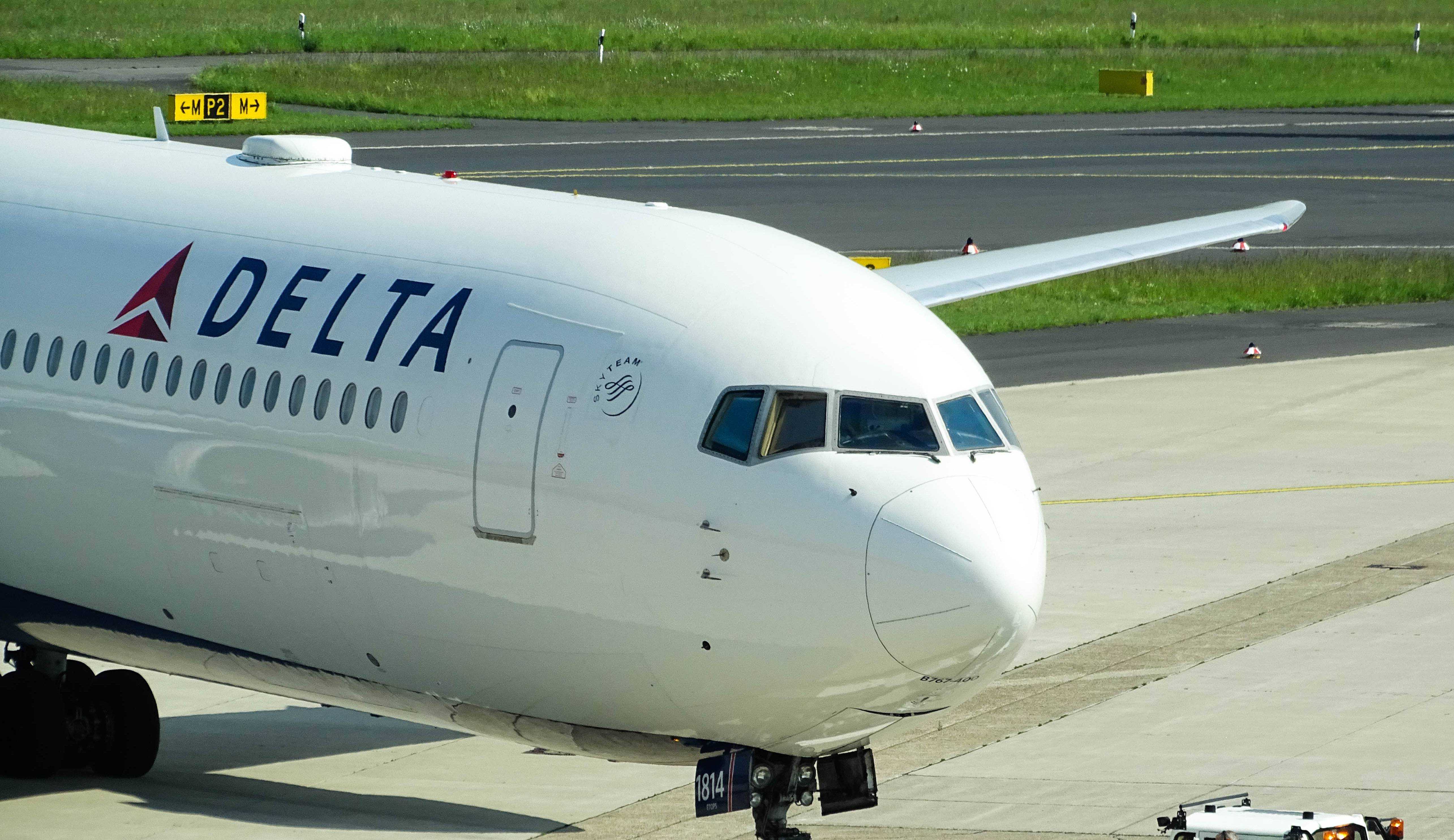 Delta Airlines vai cobrar taxa de funcionários não-vacinados
