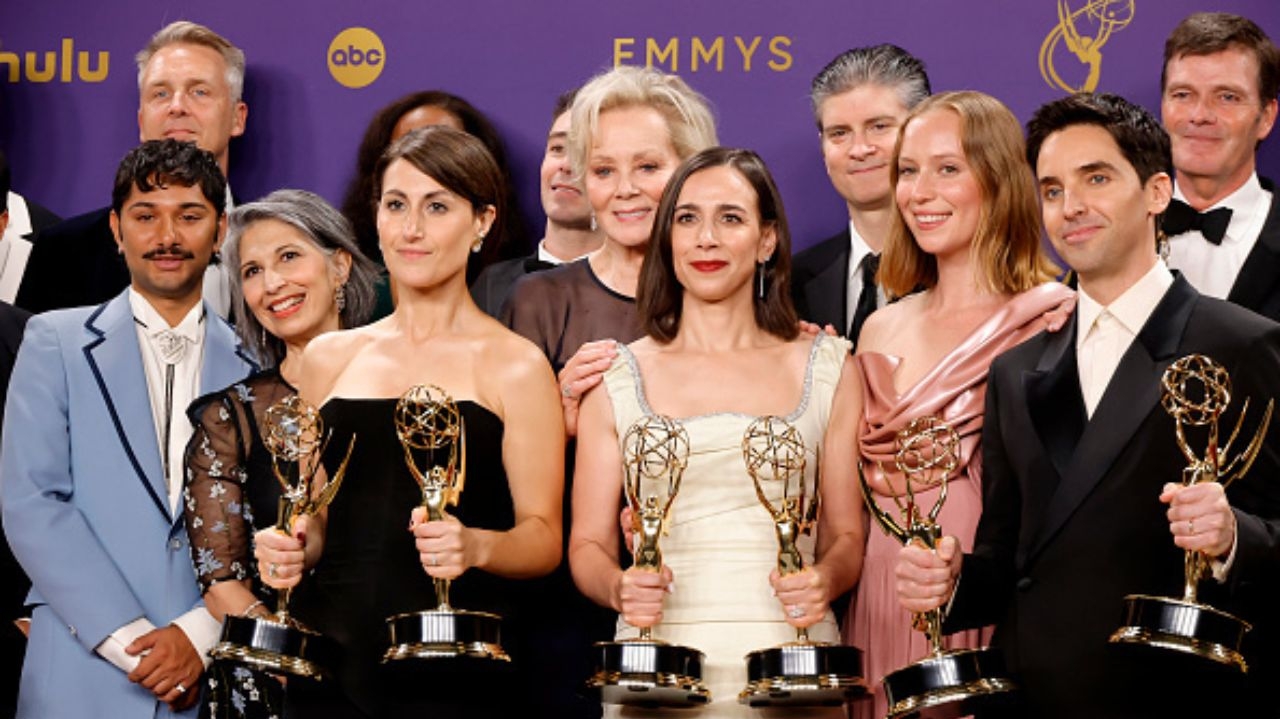 Emmy 2024: 'Hacks' vence a categoria Melhor Série de Comédia Lorena Bueri