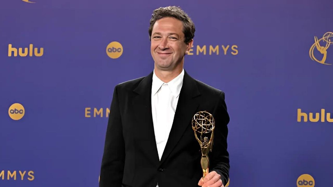 Emmy 2024: Ebon Moss-Bachrach vence a categoria Melhor Ator Coadjuvante em Comédia Lorena Bueri