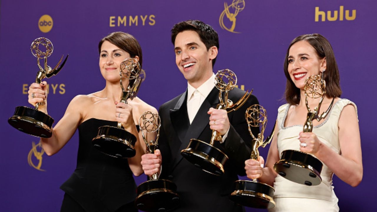 Emmy 2024: 'Hacks' vence a categoria Melhor Roteiro em Série de Comédia Lorena Bueri