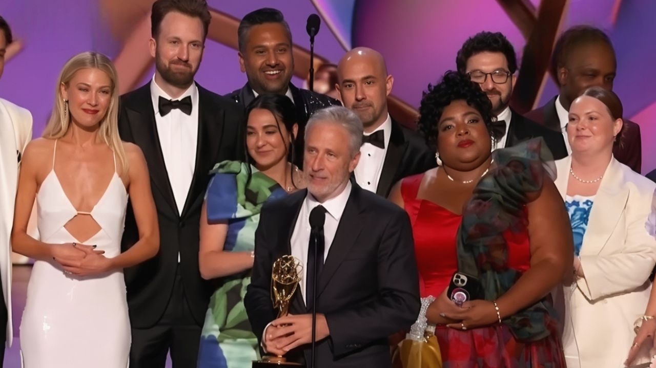 Emmy 2024: The Daily Show vence como Melhor Programa de Variedade em Talk Show Lorena Bueri