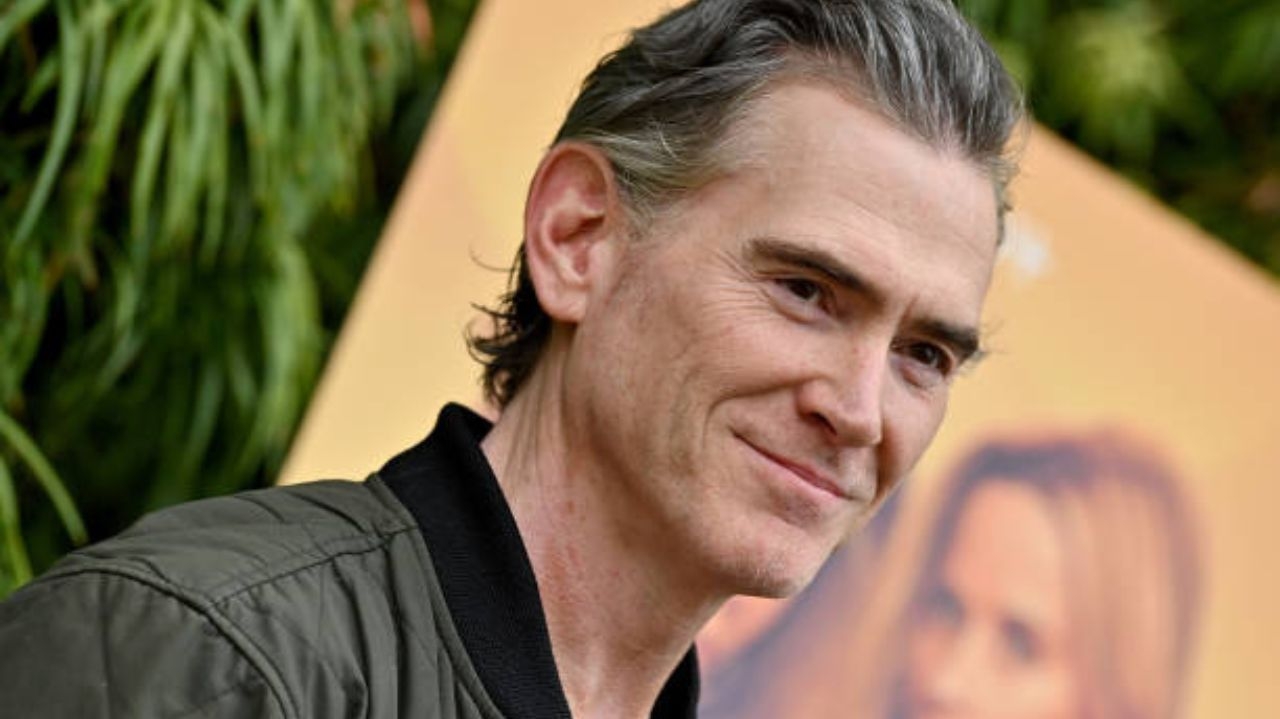 Emmy 2024: Billy Crudup leva o troféu de Melhor Ator Coadjuvante em Série Dramática Lorena Bueri