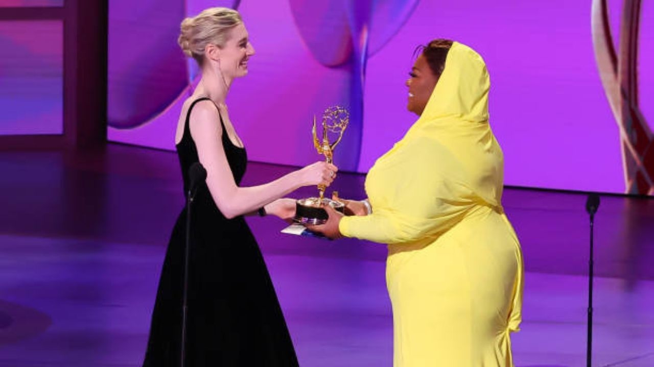 Emmy 2024:  Elizabeth Debicki vence a categoria de Melhor Atriz Coadjuvante em Série Dramática Lorena Bueri