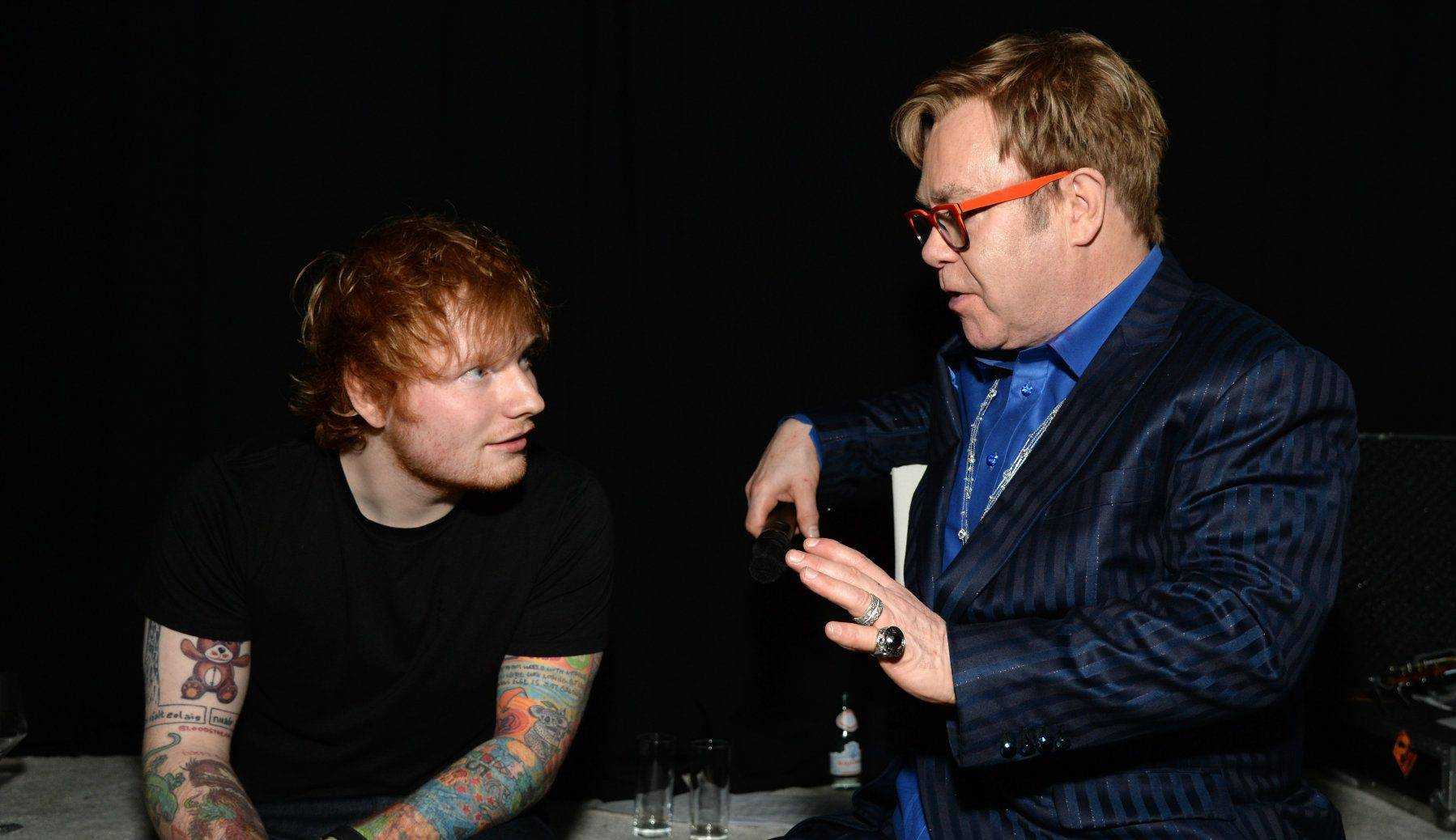 Ed Sheeran presenteia Elton John com algo inusitado Lorena Bueri