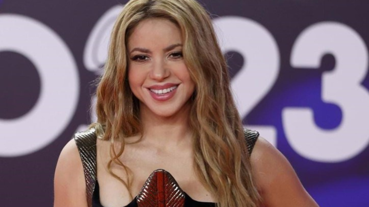 Shakira deixa palco após perceber fãs filmando por baixo de seu vestido Lorena Bueri