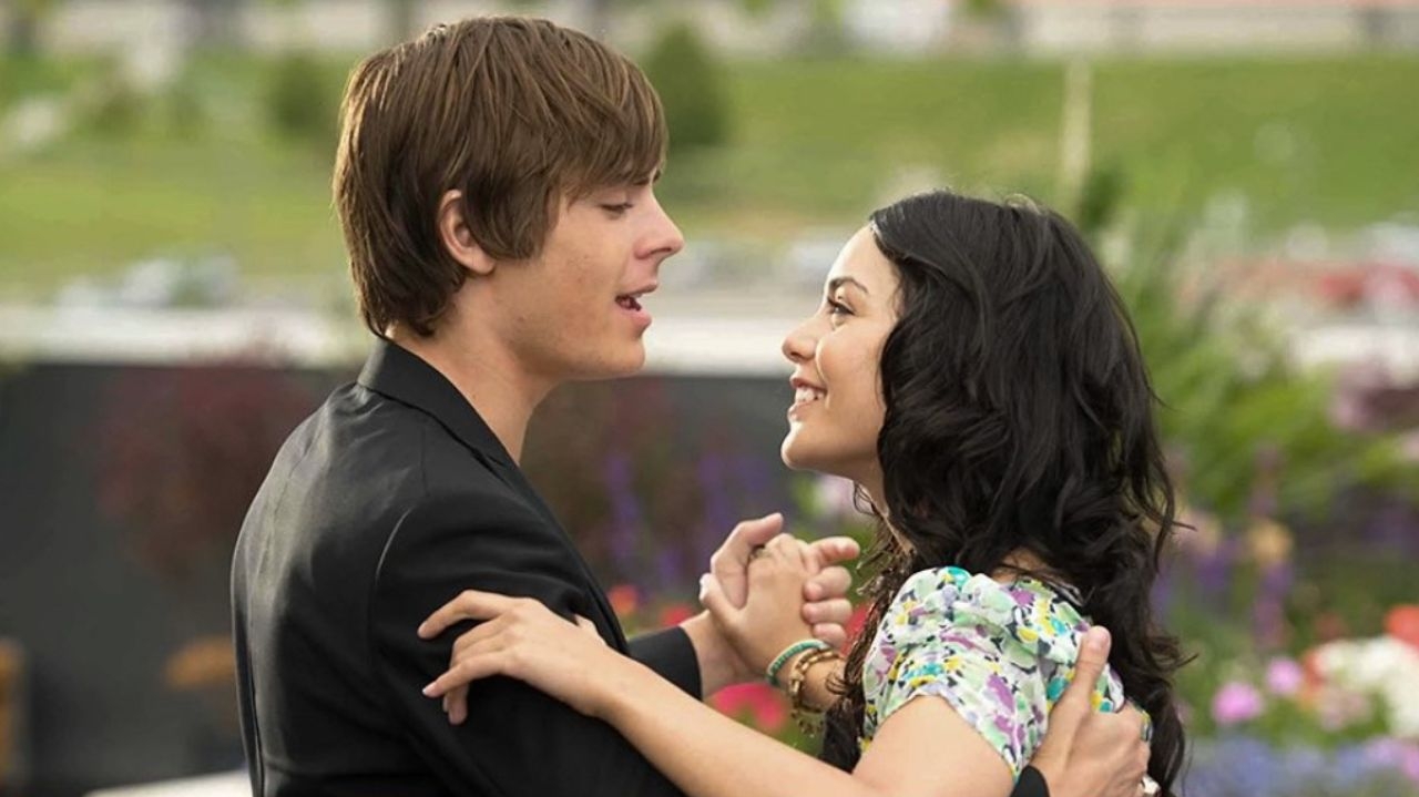 Novos detalhes do romance entre Vanessa Hudgens e Zac Efron vem à tona em livro   Lorena Bueri