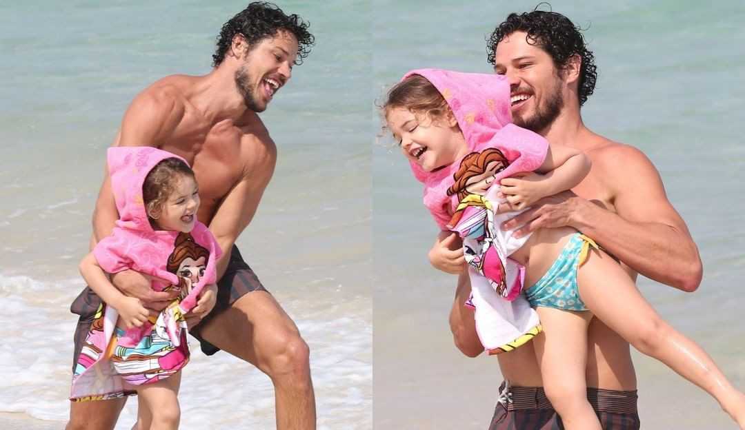 José Loreto se diverte na praia com sua filha, Bella