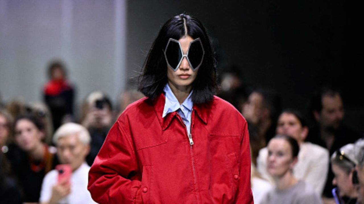 Prada reinventa acessórios futuristas na Coleção Primavera/Verão 2025 Lorena Bueri