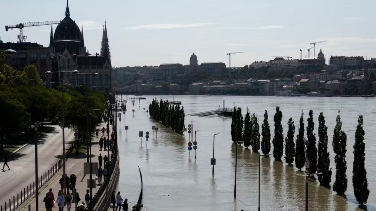 Rio Danúbio atinge níveis críticos com tempestade; Boris e Budapeste entra em alerta Lorena Bueri