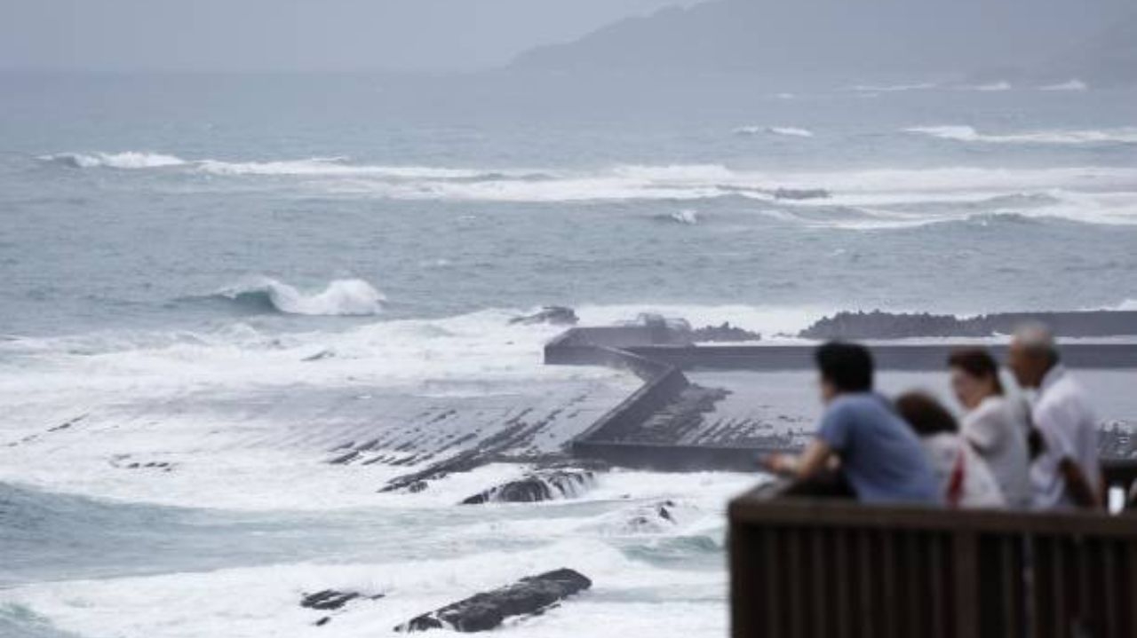 Japão emite alerta de tsunami após terremoto  Lorena Bueri