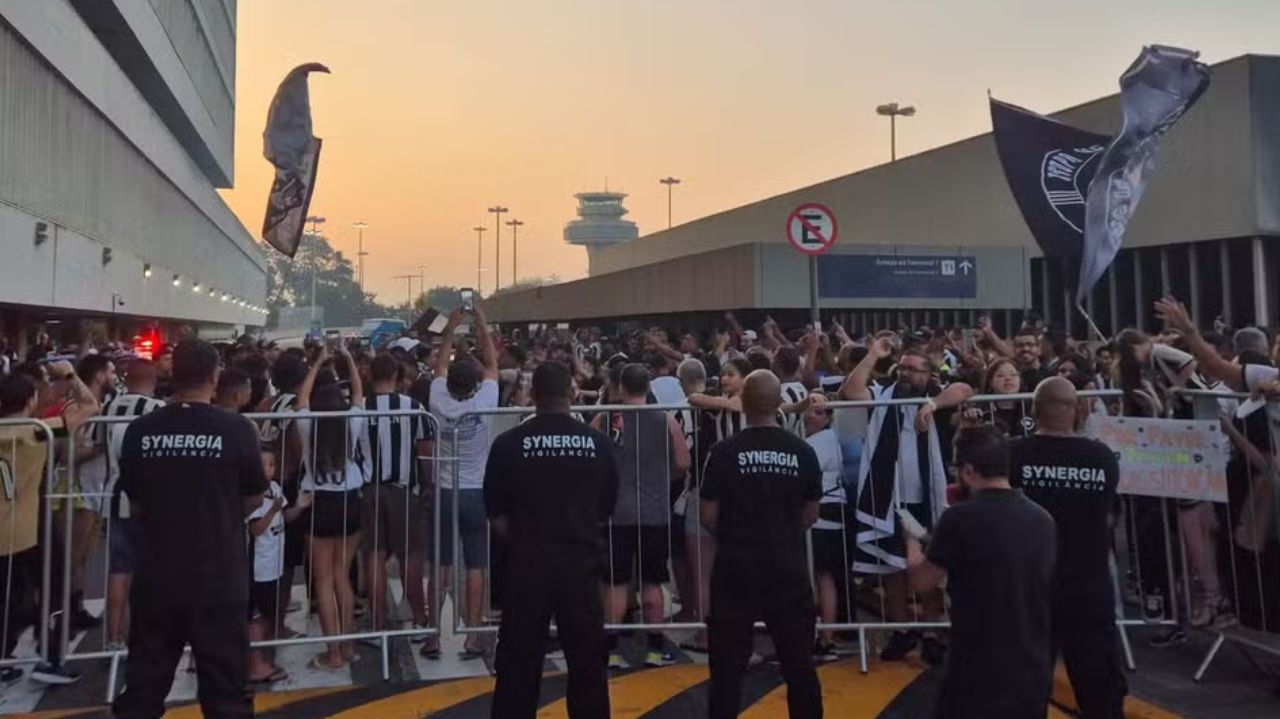 Botafogo embarca para São Paulo com festa da torcida Lorena Bueri