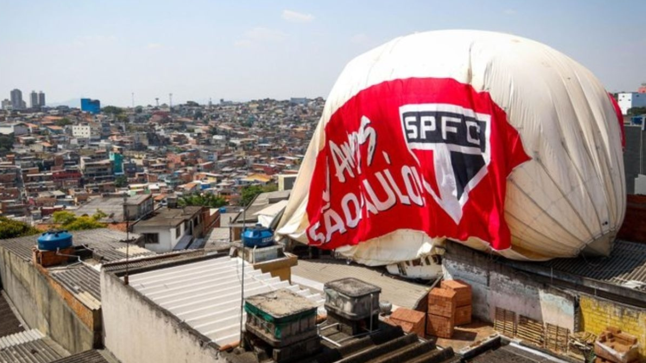 Dirigível contratado pelo time de São Paulo Futebol Clube cai em Osasco Lorena Bueri