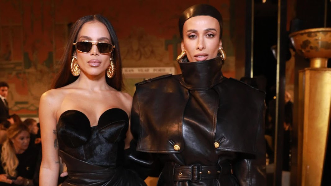 Silvia Braz e Anitta assistem juntas ao desfile de Balmain na Paris Fashion Week  Lorena Bueri