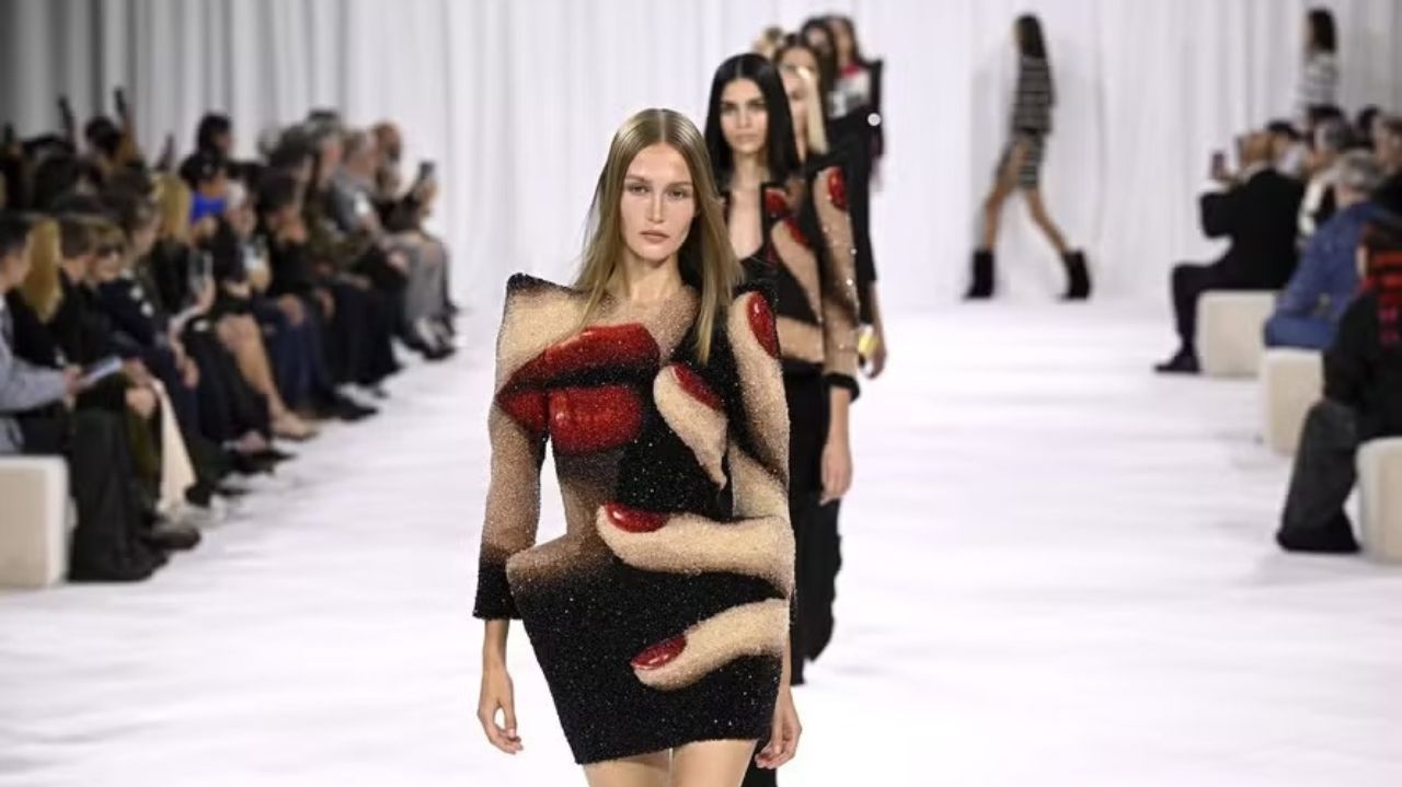 Confira tudo sobre o desfile da Balmain na Paris Fashion Week 2025 Lorena Bueri