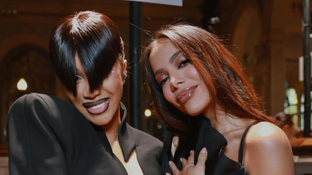 Anitta e Cardi B assistem desfile juntas na Paris Fashion Week Lorena Bueri