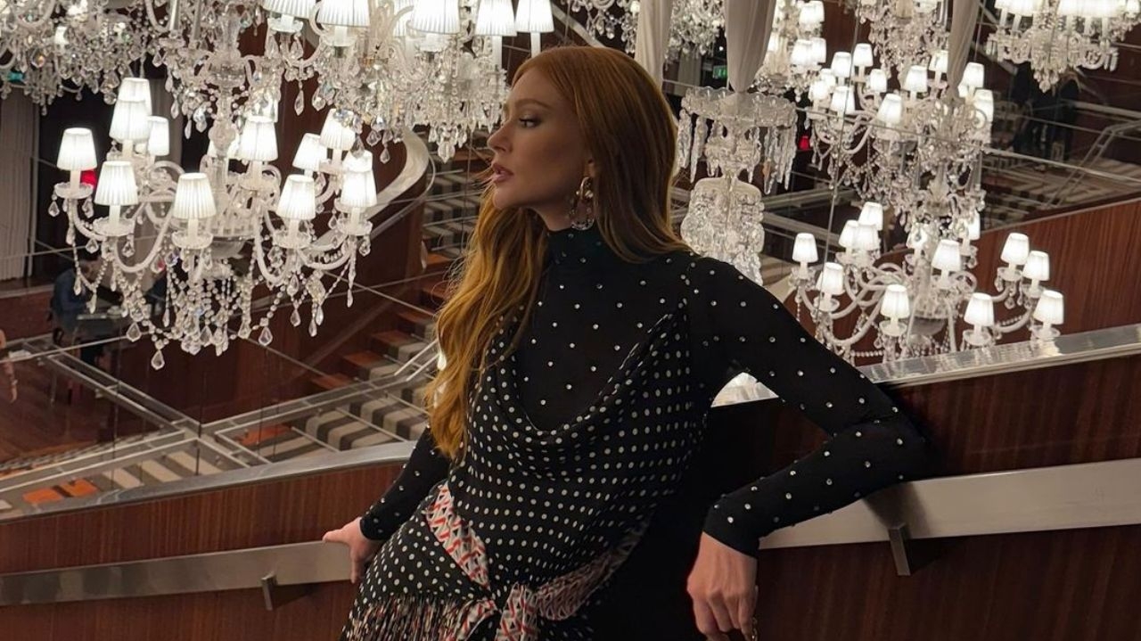 Marina Ruy Barbosa exibe look com estampa de poá na Semana da Moda de Paris Lorena Bueri