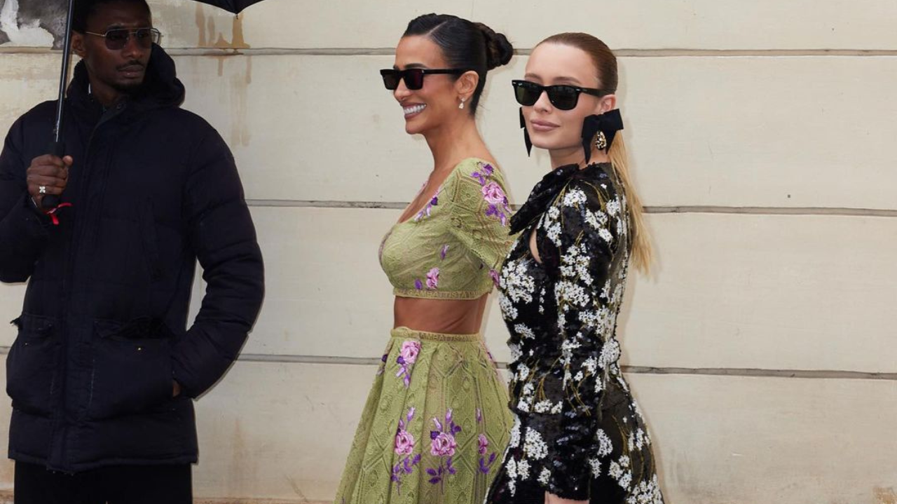 Em baixo de chuva, Silvia Braz e Maria Braz chegam ao desfile de Giambattista Valli Lorena Bueri