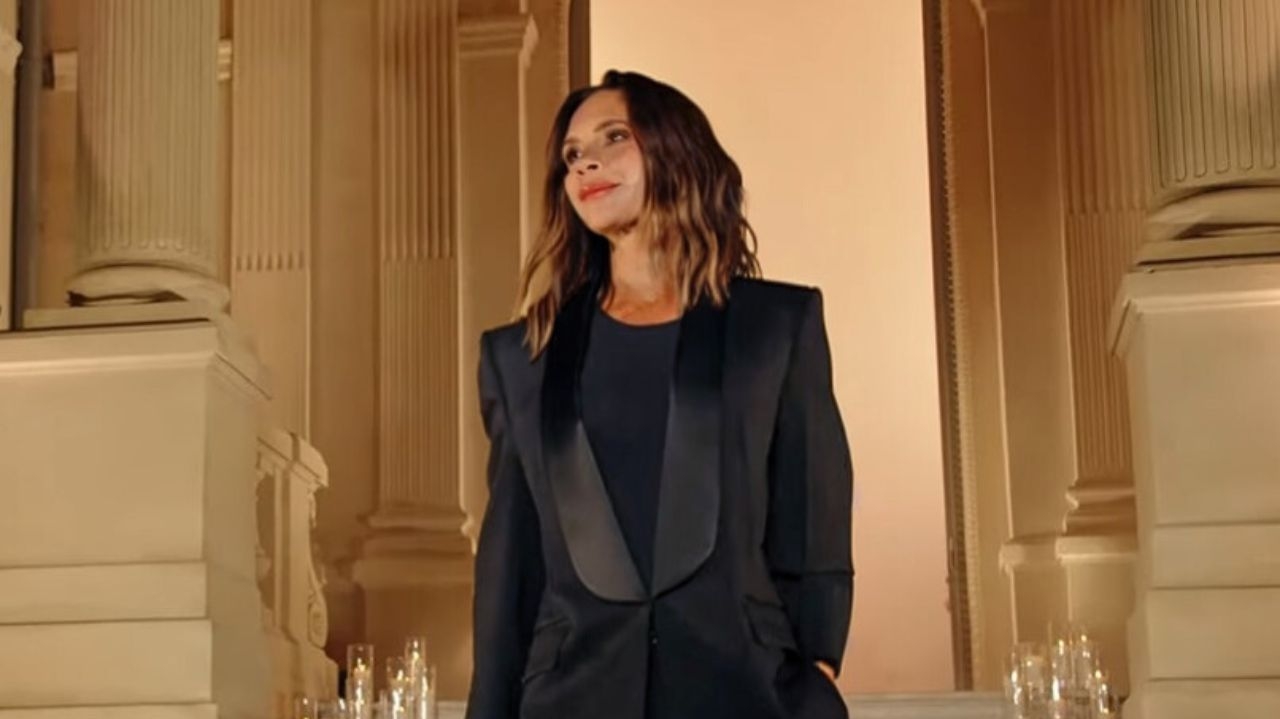 Victoria Beckham apresenta coleção de Primavera/Verão na Semana de Moda de Paris Lorena Bueri