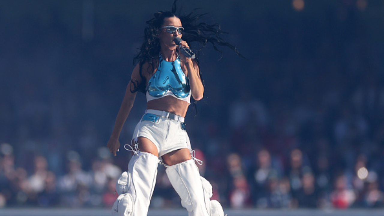 Katy Perry encanta na final da AFL com performance marcante Lorena Bueri